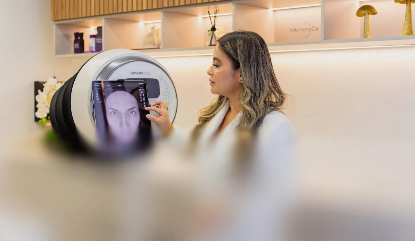 Especialista de REAL Skin Vasc haciendo un análisis facial digital